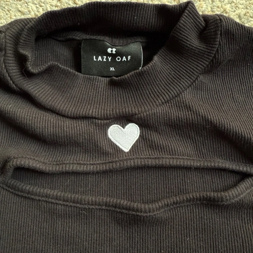 Lazy Oaf heart cut out fitted ribbed crop top - Picture 4 of 5